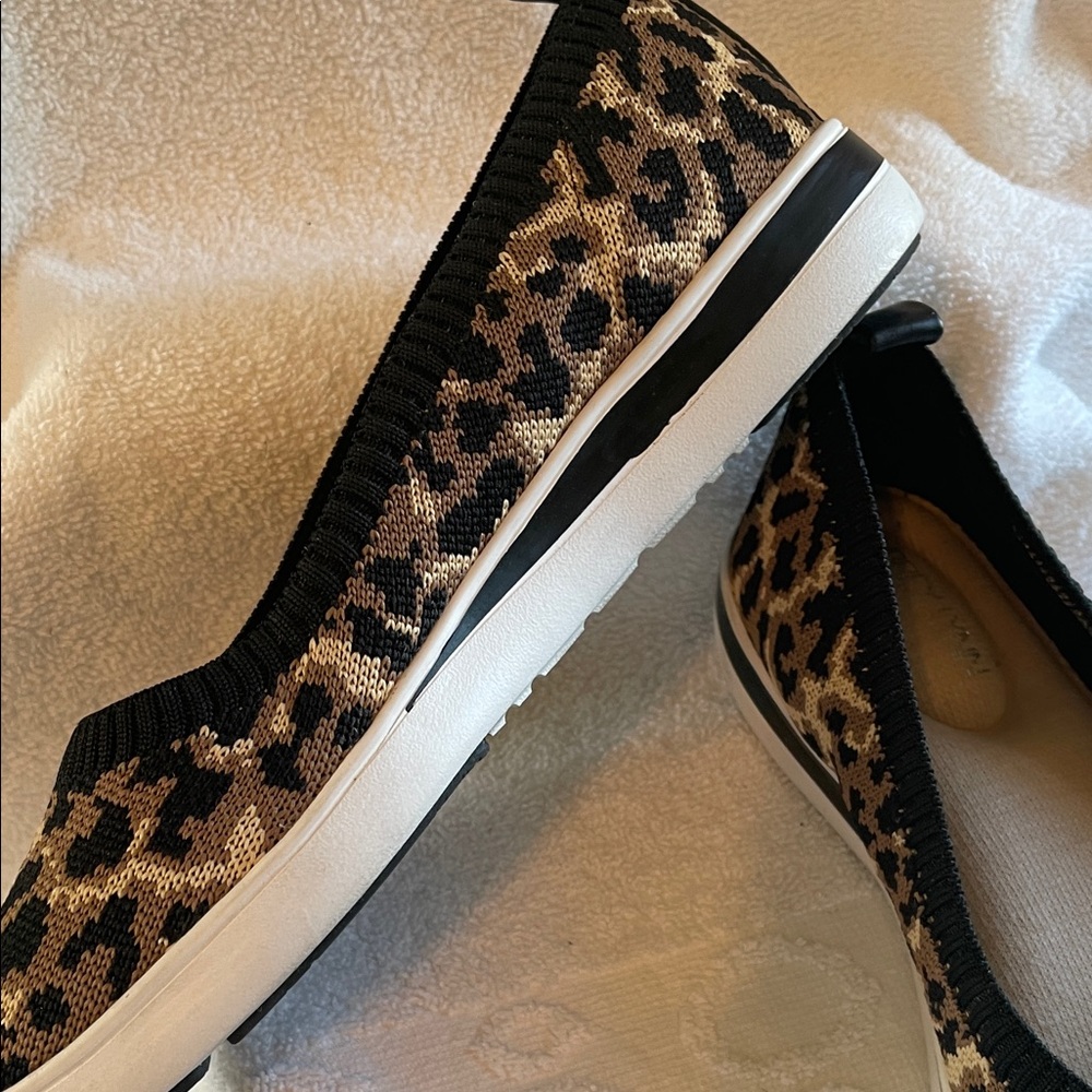 Leopard Print Women's Flats - Picture 4 of 7